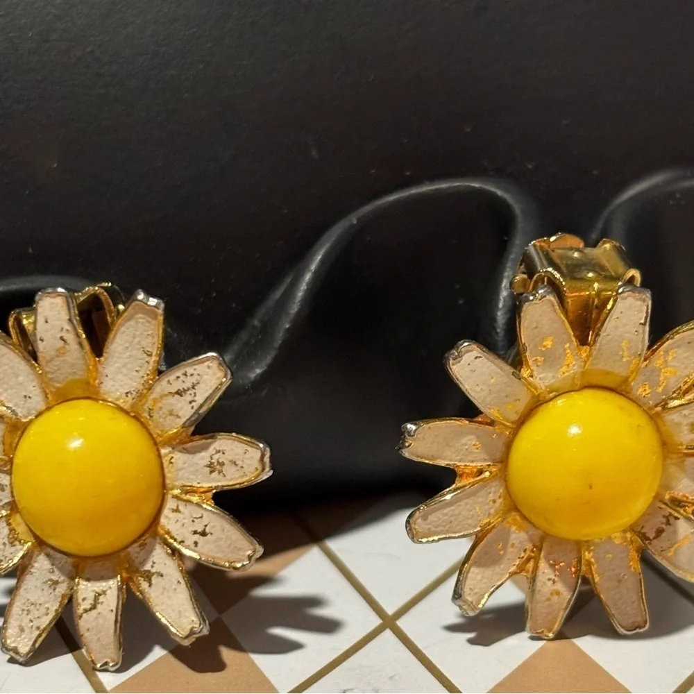 Gorgeous Estate Yellow White Enamel Daisy Flower Vintage Earrings